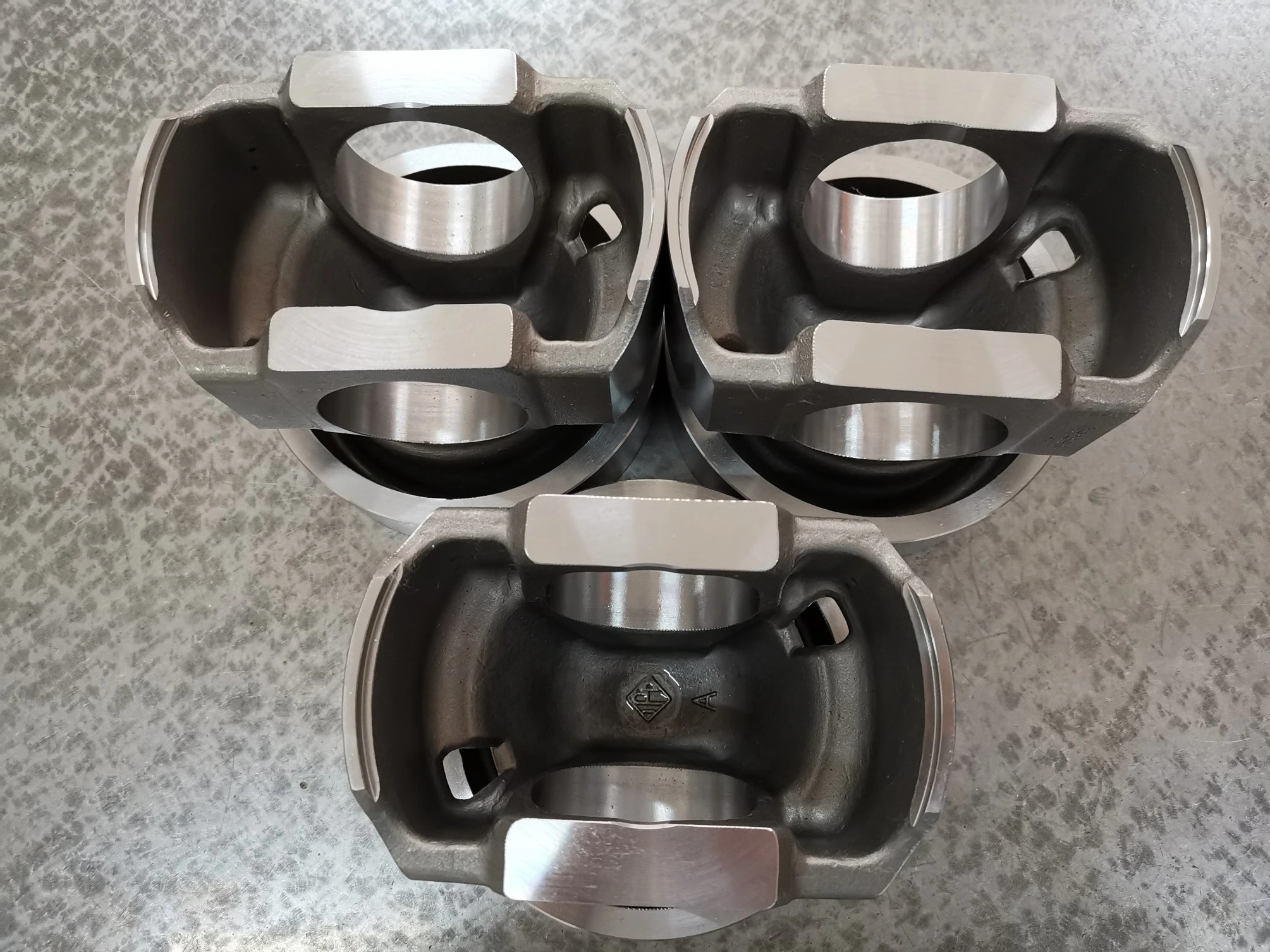 Yatırım-&Ccedil;elik D&ouml;k&uuml;m-Pistonlu-Cat-3500-Dizel-Motor.Webp (1)